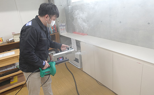 専用噴霧器で煙のようなミスト 溶剤を簡単噴霧！